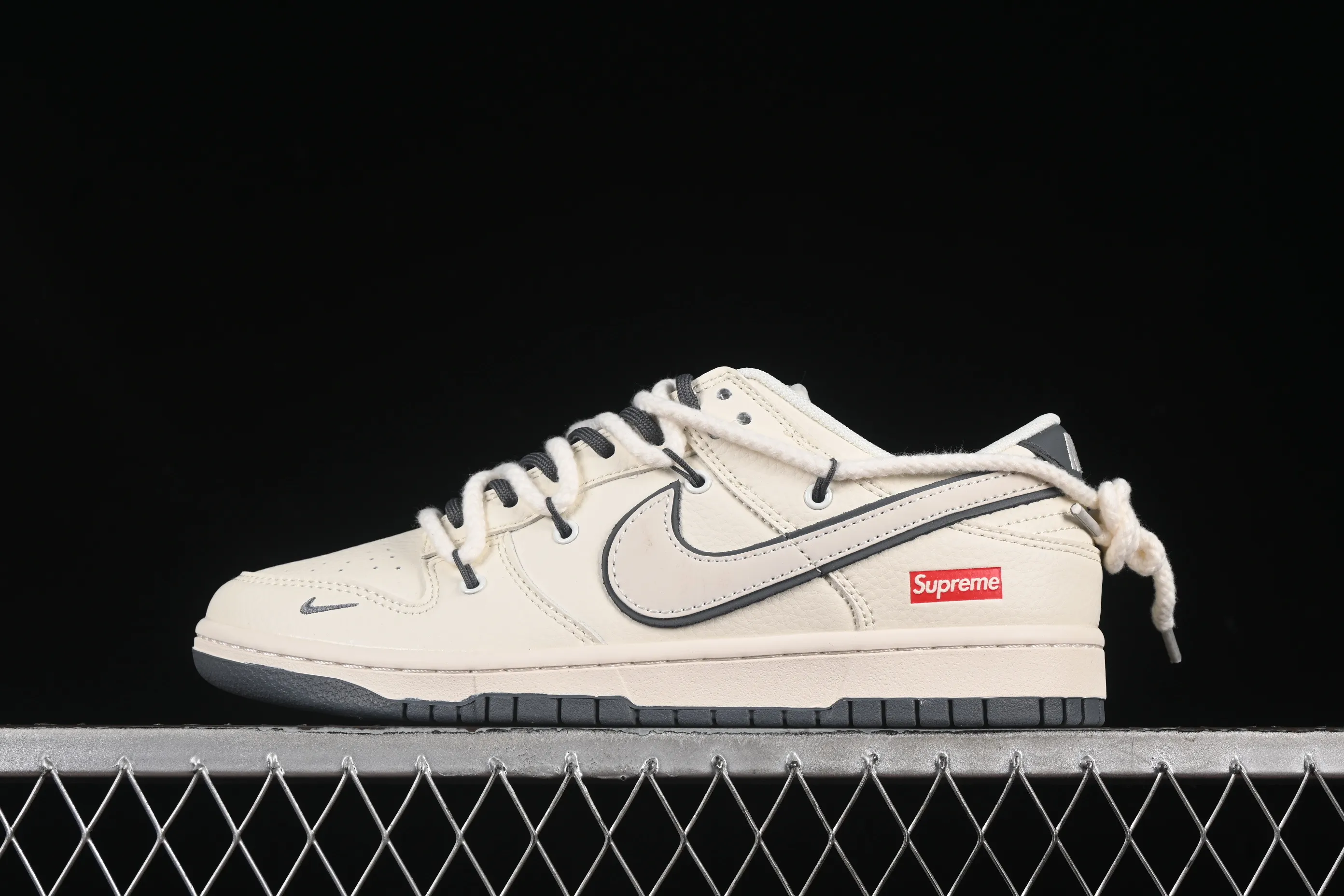All categories Nk SB Dunk Series Nk SB Dunk Low High-end customized low-top sneakers Nike SB Dunk Low Sup series Strap off-white and white hook Anniversary high-end customized low-top casual sneakers YX5066-258
